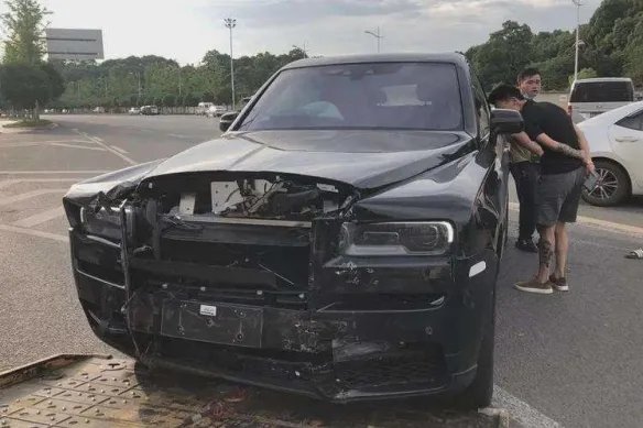 司机吓傻！长安面包车撞劳斯莱斯全责 预估赔偿200万