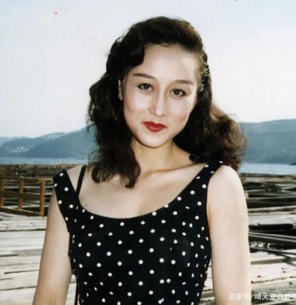 利智离开赌王后，为何与李连杰定“十年之约”，才步入婚姻殿堂？