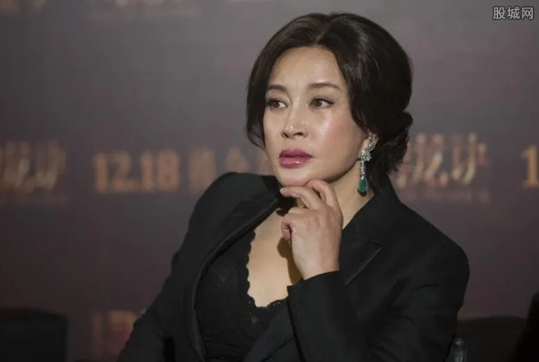 刘晓庆与化妆师不雅照疯传 刘晓庆穿短裙走光引热议