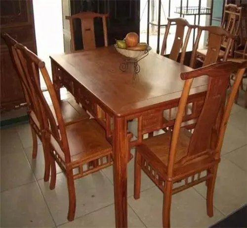 实木餐桌椅的优点有哪些 如何辨别实木餐桌椅的优劣