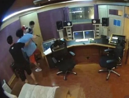 袁惟仁暴打鲍春来视频曝光 澄清是节目引议论