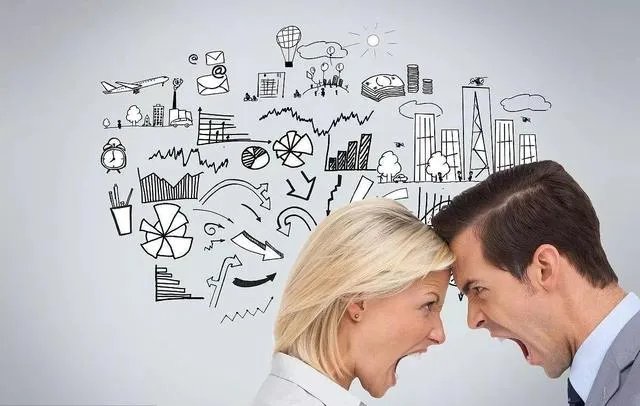 出租车司机因拉吵架情侣,无故被打,如何看?