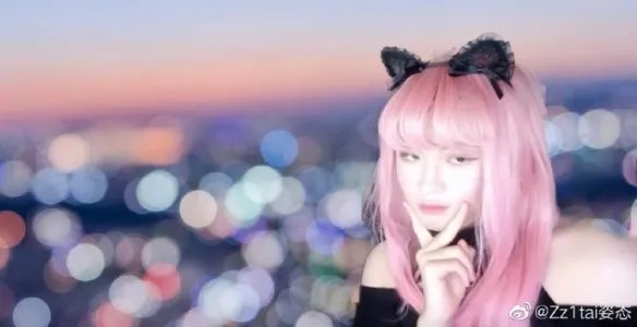 《英雄联盟》选手“姿态”晒女装照