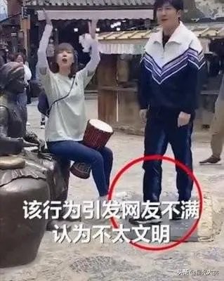 如何看待郭京飞王珞丹坐雕塑踩石碑，被网友吐槽：不文明？