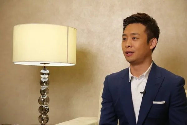 张译在某活动现场被女粉丝飞扑，男星遇到这种事情都是如何应对的？