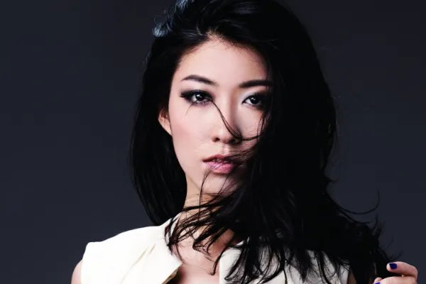 曲婉婷为何不敢回国？