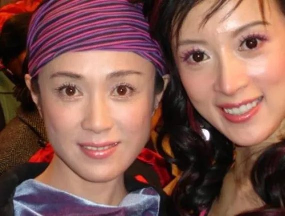 傅艺伟和金巧巧是什么关系：傅艺伟金巧巧对比照太像了