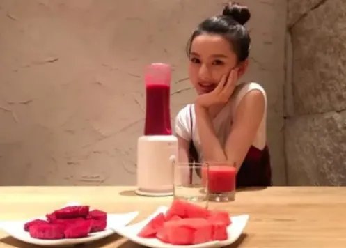 “掉包的速度太快了”，宋祖儿在微博上晒吃螺蛳粉照后为何被这样说？