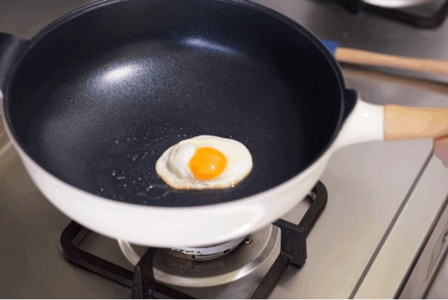 不粘锅炒菜会致癌？不粘锅涂层有毒吗？