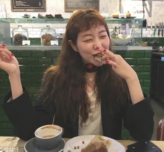 长卷发发型背影图片 学生长卷发发型图片