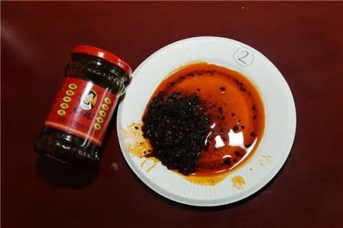 2600件老干妈高速上被烧被却网友调侃，对此你怎么看？