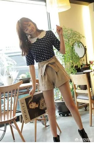 卡其色短裤配什么颜色上衣好看?