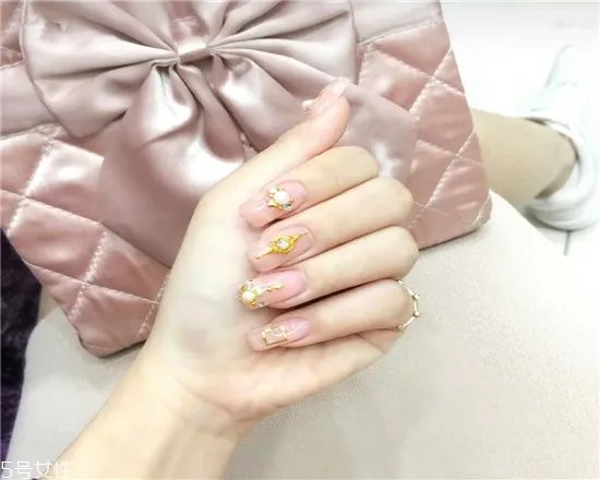 美甲裸粉色款式图片2018 新款裸色美甲图案大全