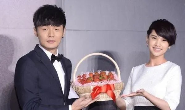 李荣浩和杨丞琳是怎么在一起的？