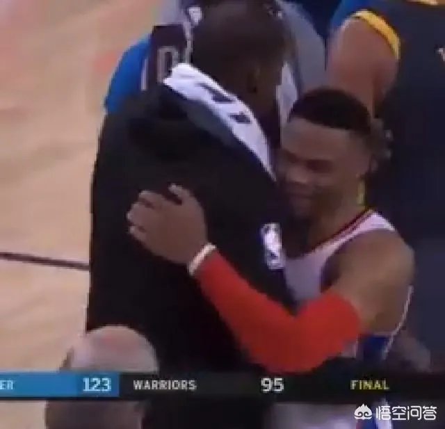 雷霆大胜勇士后，杜兰特和威少拥抱。两人耳语的内容会是明夏杜兰特回归雷霆吗？