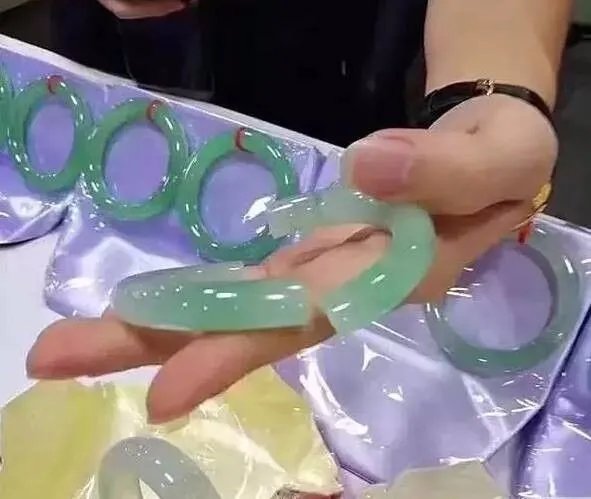 试戴手镯摔碎吓晕商场里哪些商品最好不碰？