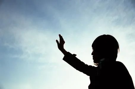 如何看待今天的热门“没人娶我，我就嫁给自己”？