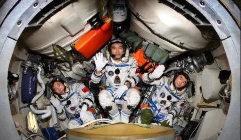 我国首次完成太空行走任务的是神舟几号上的谁