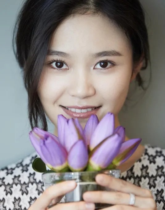 出道16年的岳红女儿，生父是谁现在知道了吗？