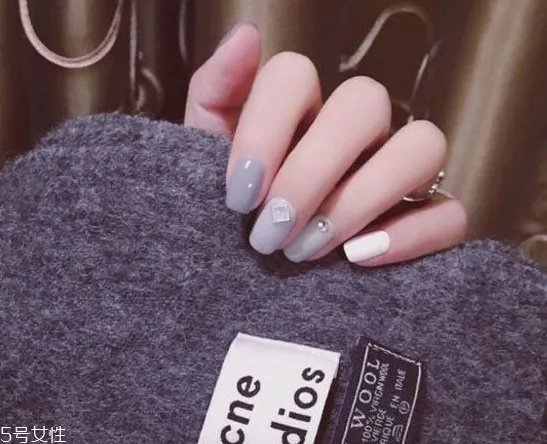 美甲裸粉色款式图片2018 新款裸色美甲图案大全