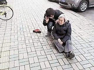 老人倒地抽搐,过往路人无人搀扶,这种社会风气都是老人自己造的吗?