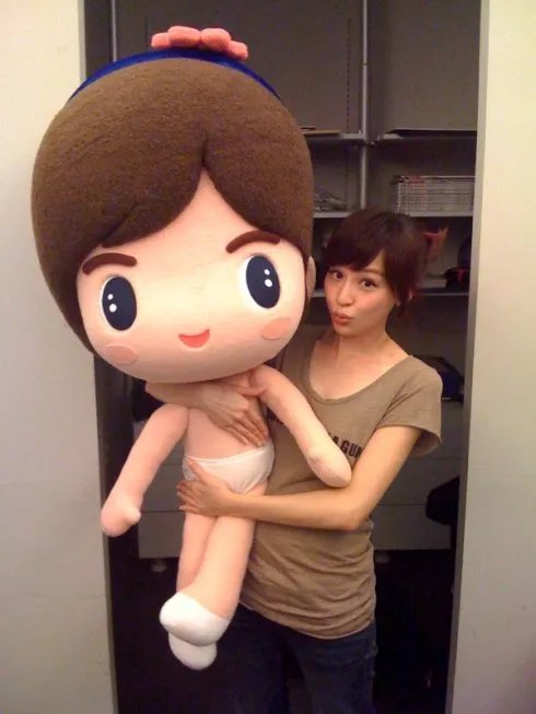 王心凌 很爱 MV中2分10秒出现的那个大头娃娃 哪里有的买 我女朋友很喜欢 路过的大侠 帮忙一下