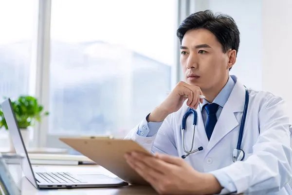 老摸下巴是什么心理