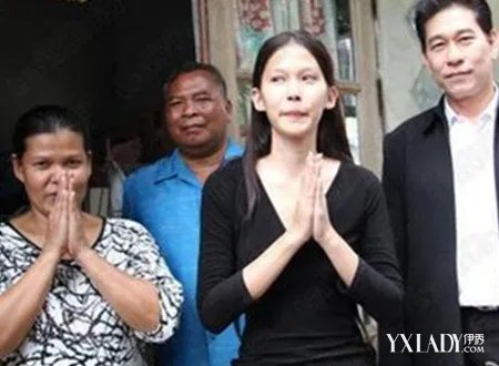 选美冠军跪谢母亲图片曝光孝心真诚感动网友