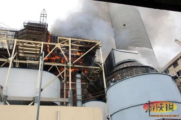 嘉兴一电厂除尘机组起火 近百名消防员参与灭火