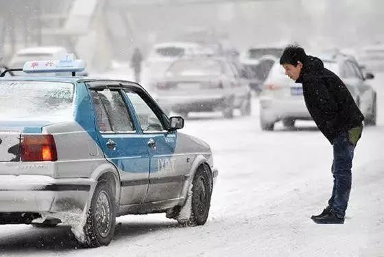 出租车司机因拉吵架情侣，无故被打，如何看？