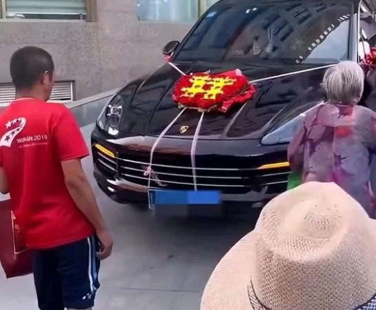 信阳一男子拦婚车讨喜钱被伴郎直接抱走，怎样看待此种婚俗？