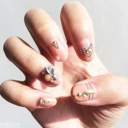 美甲裸粉色款式图片2018 新款裸色美甲图案大全