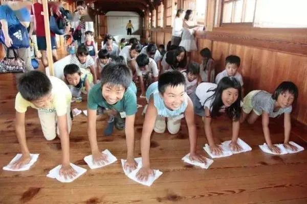 江苏启东3名六年级女生坠楼事件引发关注，该如何教育现在的小孩们？