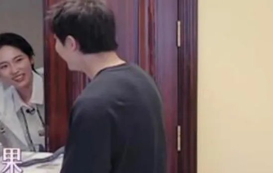 成果突然拜访李佳航李晟，你闻到了哪些尴尬的气息？