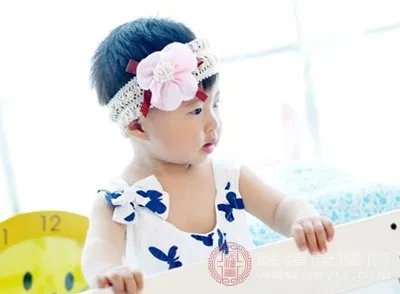 小孩脸上有白色的小块是怎么回事