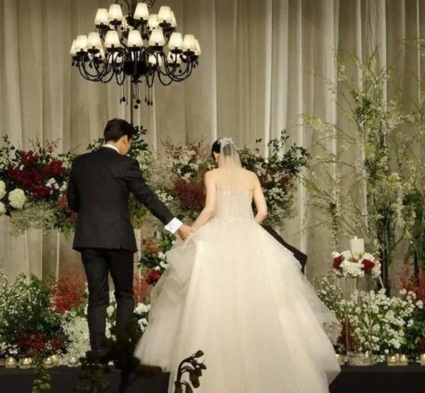 林峯承诺张馨月两年内办婚礼，明星为何结婚后却迟迟不办婚礼？