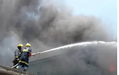 浙江诸暨制衣厂仓库发生火灾 一名消防人员受伤是怎么回事？