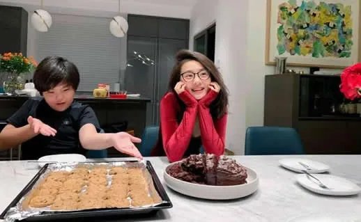 黄磊晒多多做蛋糕 网友：乖巧漂亮但有点成熟（图）