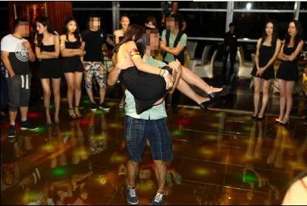 showgirl游艇门过程及内部照片:不堪入目的互动场面