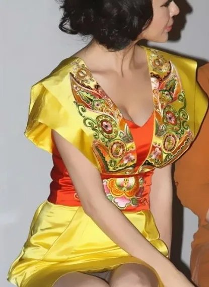 巩新亮露底不穿内裤照曝光 网友惊叹太低俗是故意还是无意