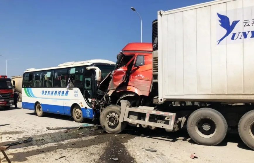 江苏宜兴发生中巴车与货车相撞事故，悲剧发生的原因是什么？