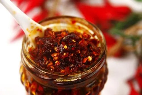 2600件老干妈高速上被烧被却网友调侃，对此你怎么看？