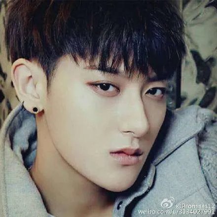 求很多黄子韬的图片