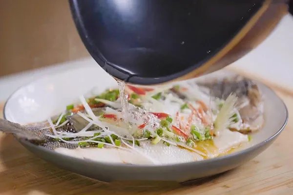 清蒸鲈鱼怎么做 清蒸鲈鱼的家常做法