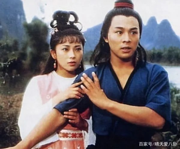 利智离开赌王后，为何与李连杰定“十年之约”，才步入婚姻殿堂？