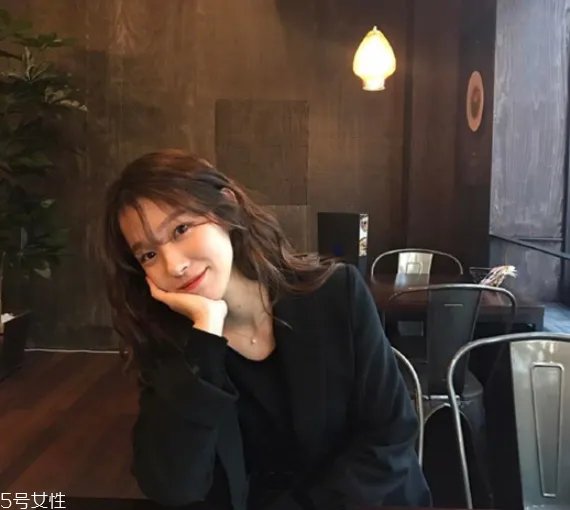 长卷发发型背影图片 学生长卷发发型图片