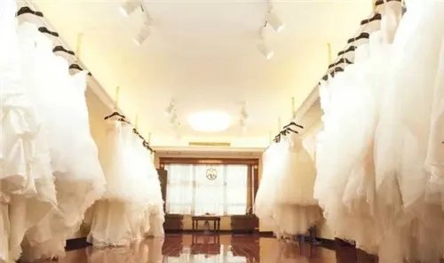 婚纱礼服师的职责是什么 礼服师应该如何介绍婚纱