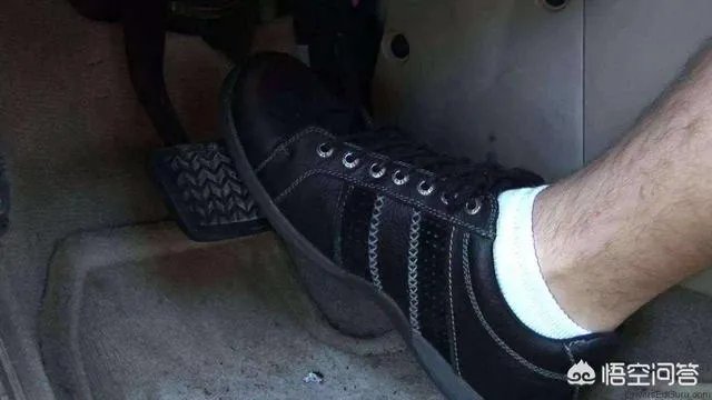 刹车抱死怎么回事啊?