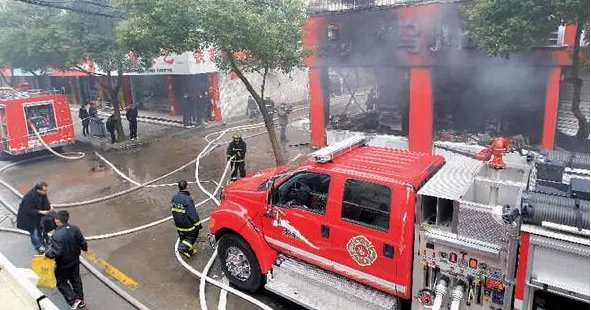 浙江诸暨制衣厂仓库发生火灾 一名消防人员受伤是怎么回事？