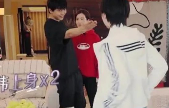 成果突然拜访李佳航李晟，你闻到了哪些尴尬的气息？